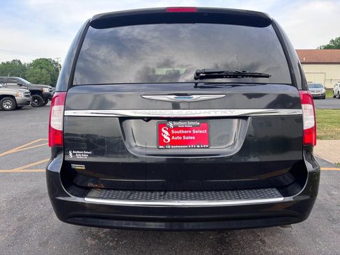 Used 2014 Chrysler Town & Country Touring FWD image 7