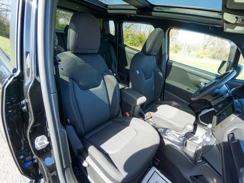 Used 2021 Jeep Renegade Latitude w/ Sun & Sound Group image 28