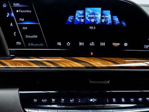 Used 2024 Cadillac Escalade Premium Luxury Platinum RWD image 31