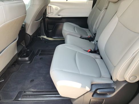 Used 2026 Toyota Sienna XLE FWD image 32
