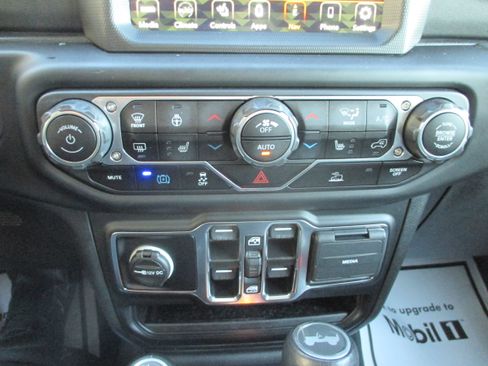 Used 2022 Jeep Wrangler Unlimited Sahara w/ Cold Weather Group image 16