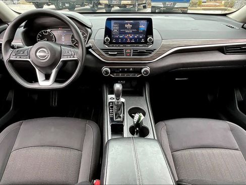 Used 2025 Nissan Altima 2.5 SV image 15