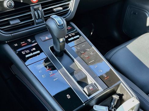 Certified 2026 Porsche Macan AWD/4WD image 19