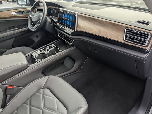 Used 2025 Volkswagen Atlas SE image 37