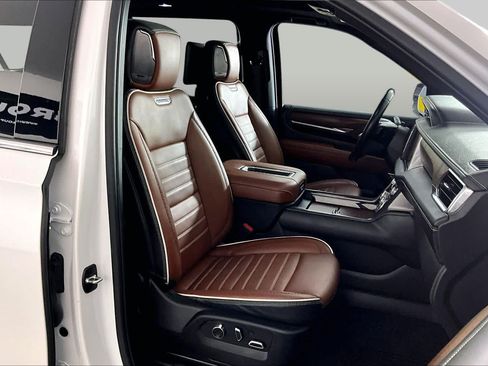 Used 2023 GMC Yukon XL Denali Ultimate AWD/4WD image 9