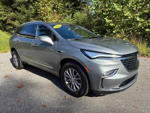 Used 2024 Buick Enclave Essence image 4