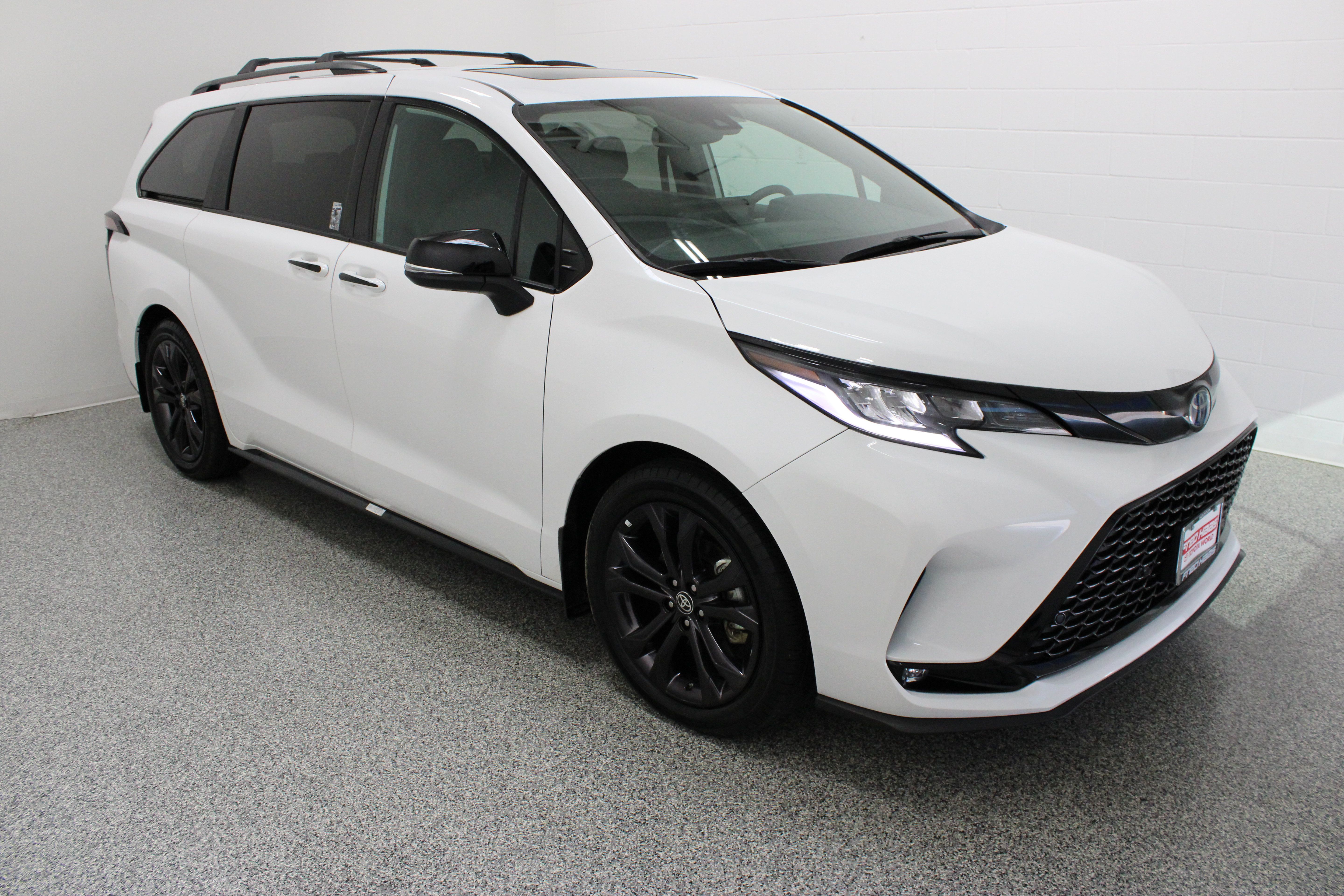 Used 2025 Toyota Sienna XSE w/ XSE Premium Package FWD image 4