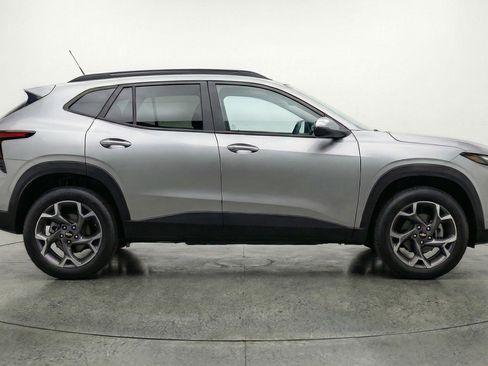 Used 2025 Chevrolet Trax LT w/ LT Convenience Package image 9