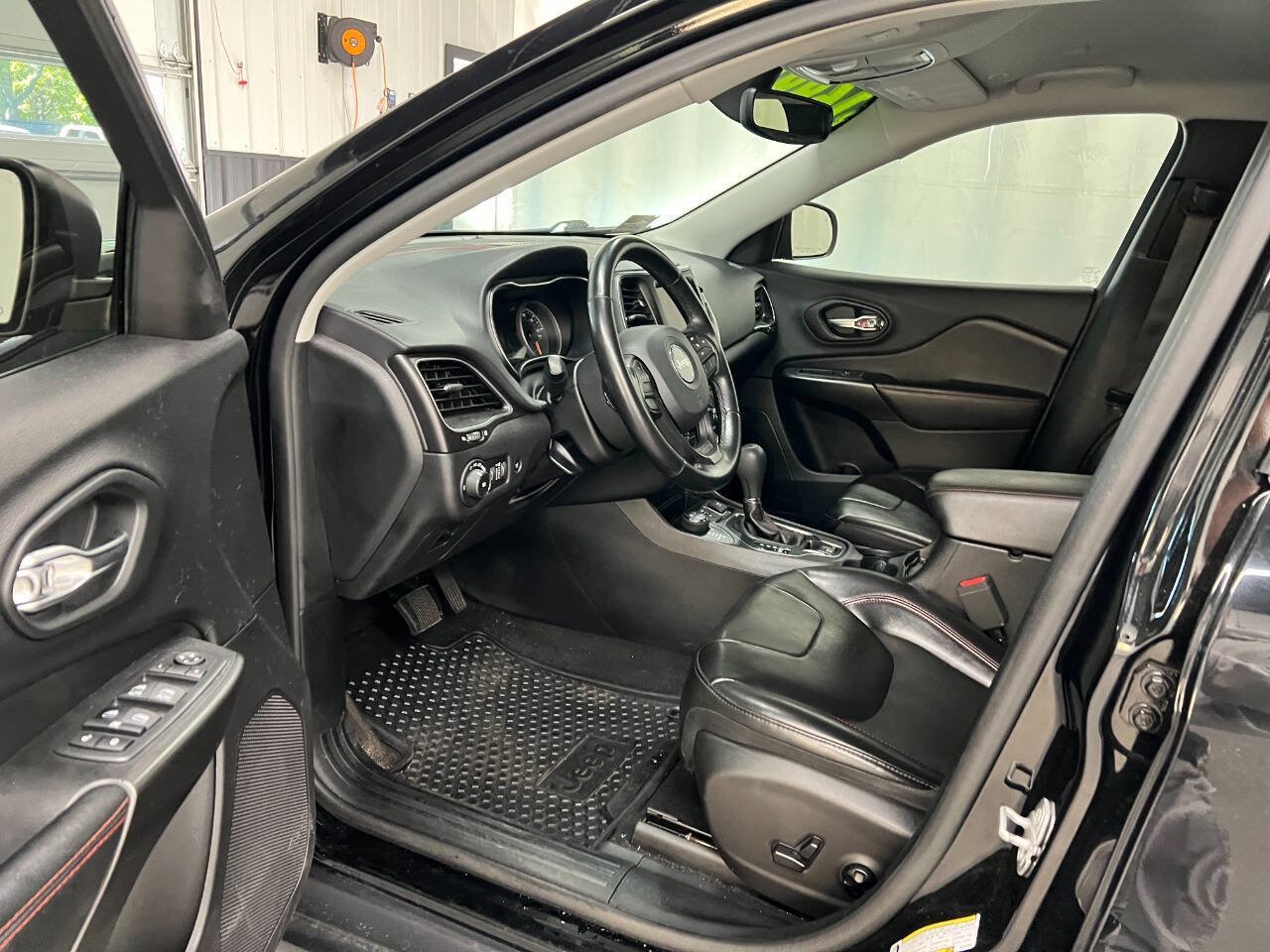 Used 2019 Jeep Cherokee Trailhawk w/ Comfort/Convenience Group AWD/4WD image 7