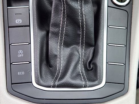 Used 2023 Volkswagen Jetta SE w/ Panoramic Sunroof Package image 22