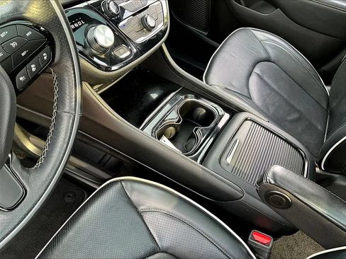 Used 2021 Chrysler Pacifica Limited w/ Uconnect Theater Family Group FWD image 19
