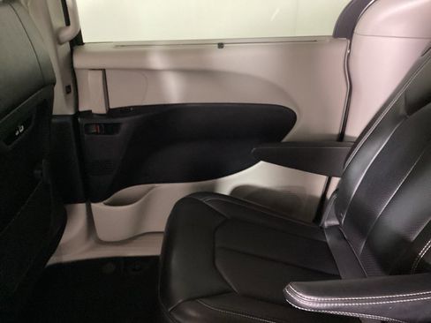 Used 2023 Chrysler Pacifica Touring-L image 15