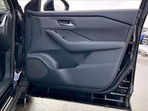 Used 2025 Nissan Rogue SV image 11