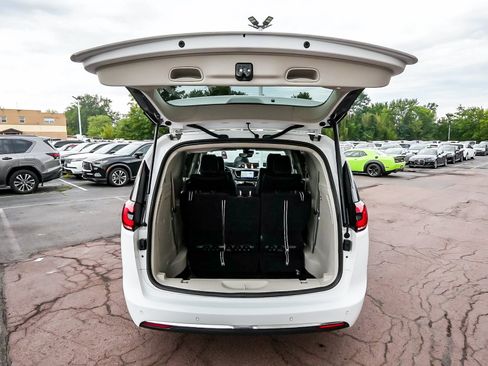 Used 2024 Chrysler Pacifica Limited FWD image 49