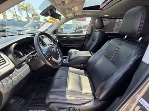 Used 2019 Toyota Highlander SE FWD image 19