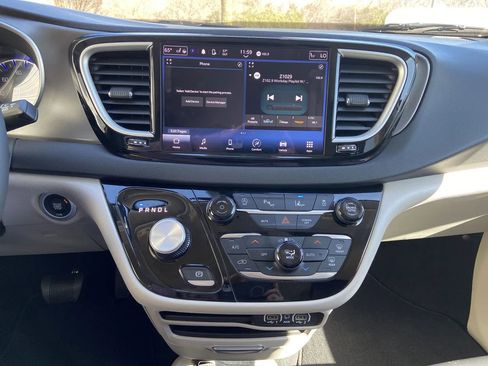 Used 2024 Chrysler Pacifica Touring-L image 18