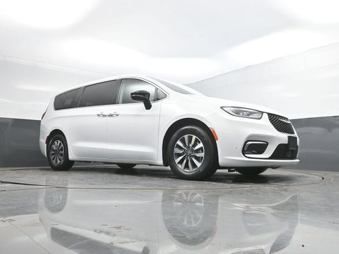 Used 2024 Chrysler Pacifica Limited FWD image 32
