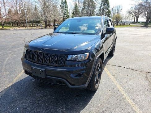 Used 2019 Jeep Grand Cherokee Laredo image 2