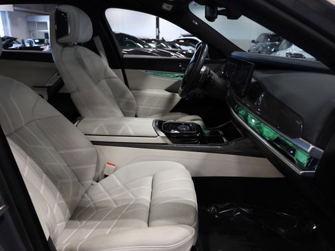 Used 2023 BMW 760i xDrive w/ Executive Package image 46