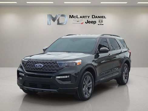 Used 2022 Ford Explorer XLT w/ Equipment Group 202A AWD/4WD image 2