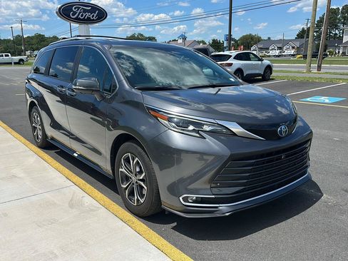 Used 2025 Toyota Sienna Platinum AWD/4WD image 3