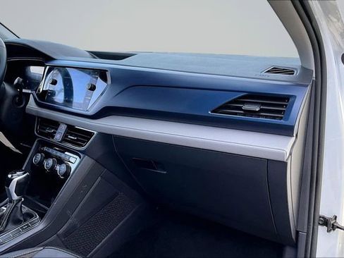 Used 2024 Volkswagen Taos SE image 25