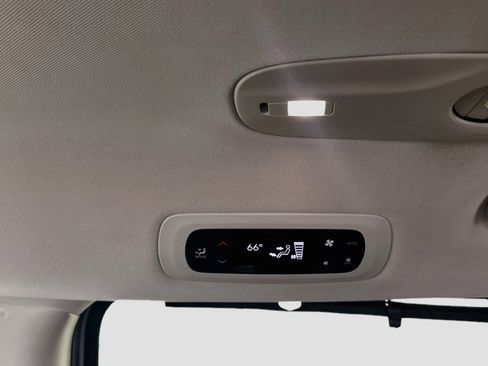 Used 2019 Chrysler Pacifica Touring-L FWD image 28