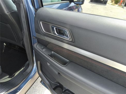Used 2018 Ford Explorer XLT w/ Equipment Group 202A FWD image 23
