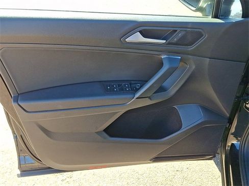 Used 2019 Volkswagen Tiguan SE w/ Panoramic Sunroof Package image 9