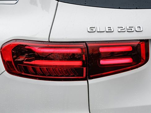 Certified 2025 Mercedes-Benz GLB 250 4MATIC image 8