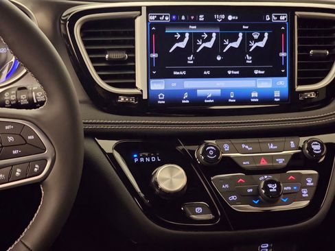 New 2026 Chrysler Pacifica Select AWD/4WD image 17