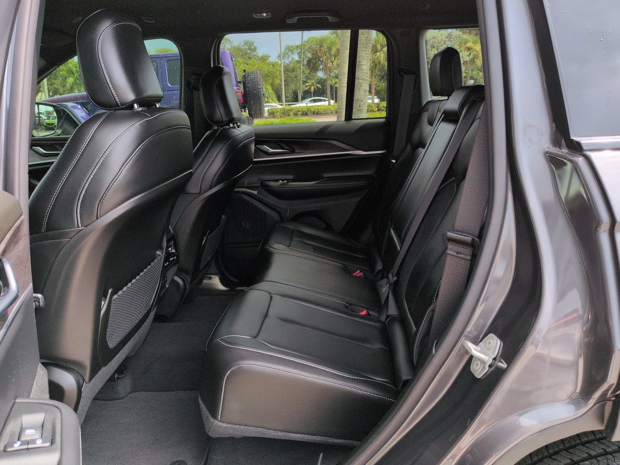 Used 2025 Jeep Grand Cherokee Limited AWD/4WD image 14