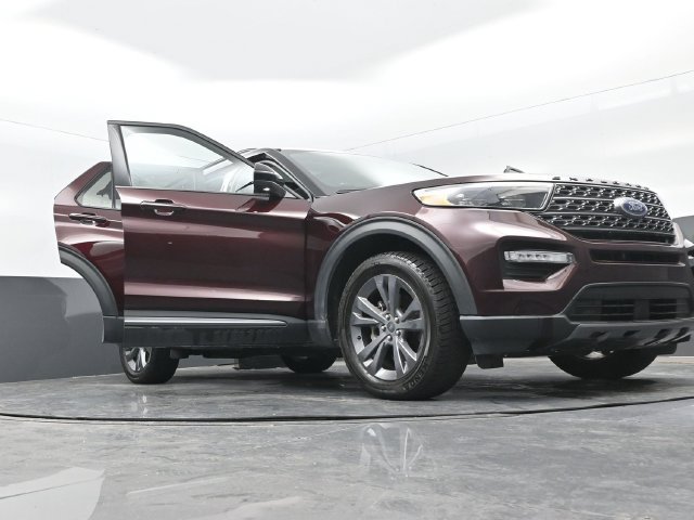Certified 2022 Ford Explorer XLT w/ Equipment Group 202A AWD/4WD image 37