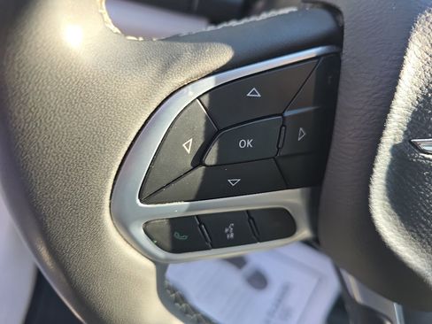 Used 2023 Chrysler Pacifica Touring-L FWD image 16
