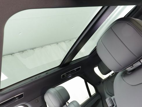 Used 2025 Land Rover Range Rover Sport SE image 13