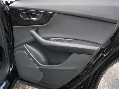 Used 2023 Audi Q8 Premium image 25