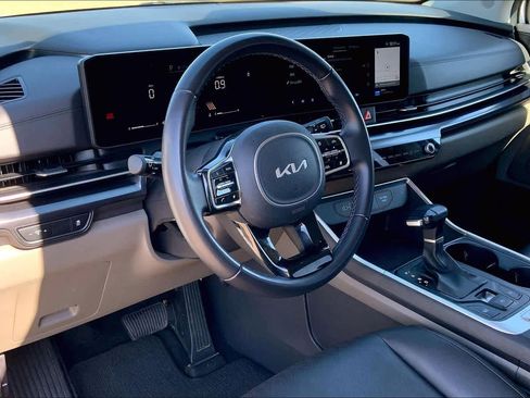 Used 2025 Kia Carnival FWD image 18