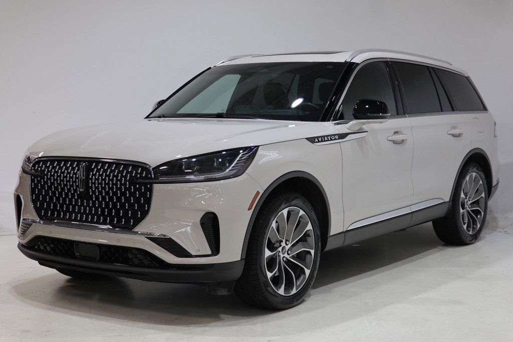 Used 2025 Lincoln Aviator Reserve w/ Illumination Package AWD/4WD image 3