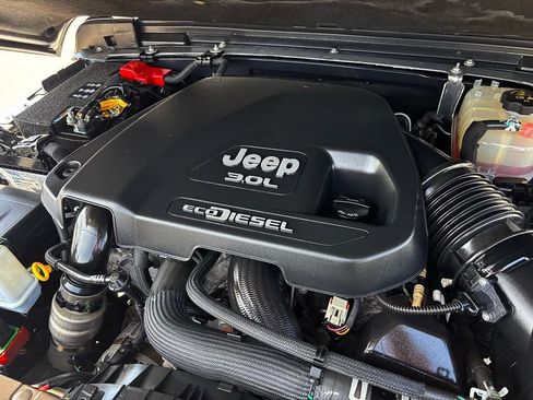 Used 2021 Jeep Wrangler Unlimited Sahara AWD/4WD image 29