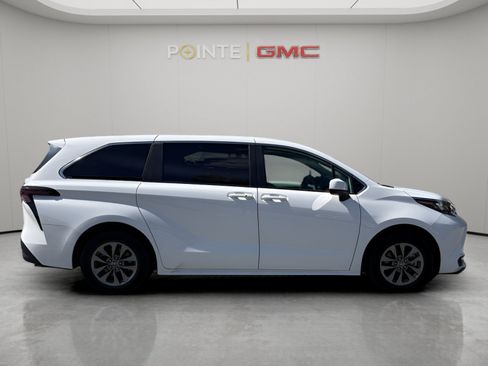 Used 2025 Toyota Sienna LE FWD image 2