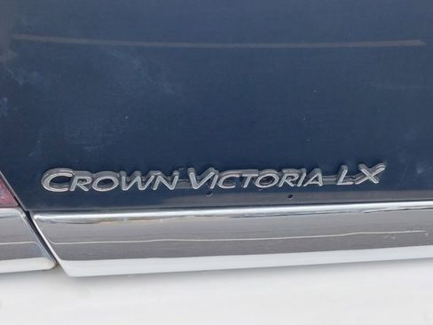 Used 2011 Ford Crown Victoria LX w/ Comfort Appearance Pkg image 30