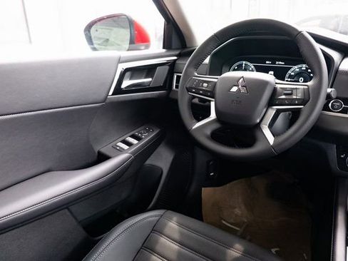 New 2025 Mitsubishi Outlander SE image 11