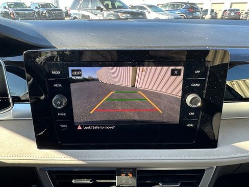 Used 2025 Volkswagen Taos SE w/ Panoramic Sunroof Package image 27