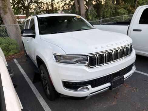 Used 2024 Jeep Wagoneer Series II w/ Flexible Seating Group RWD image 3