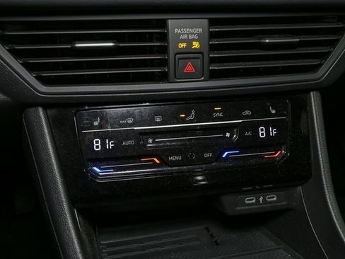 Used 2025 Volkswagen Jetta SE image 24