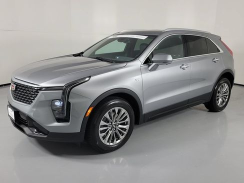Used 2025 Cadillac XT4 Premium Luxury FWD image 2