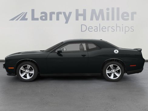 Used 2019 Dodge Challenger SXT image 4
