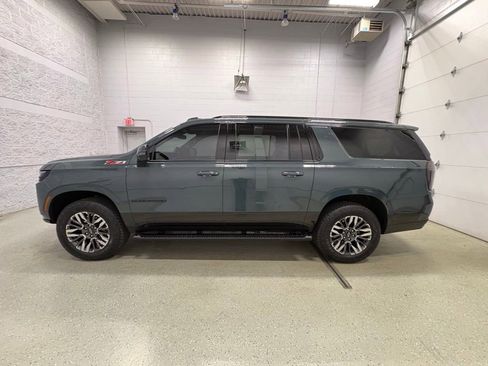 Used 2025 Chevrolet Suburban Z71 w/ Comfort Package AWD/4WD image 7