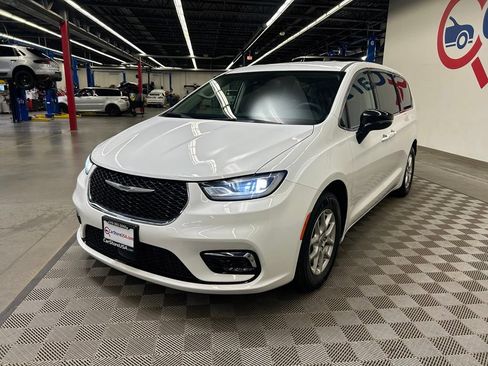 Used 2024 Chrysler Pacifica Touring-L FWD image 7