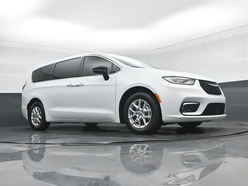 Used 2024 Chrysler Pacifica Touring FWD image 68